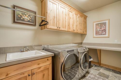 a laundry room with a washing machine and a sink at High Desert and Cascade Views - Meredith Lodging in Redmond