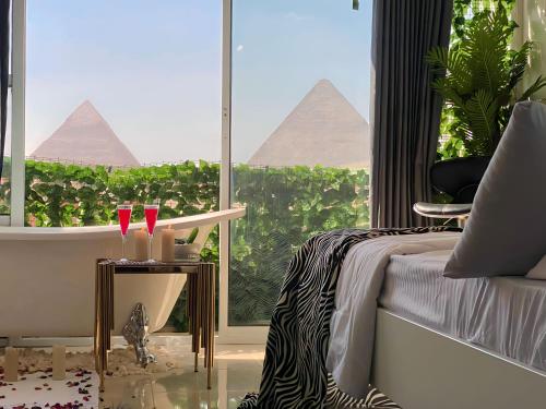 Un lugar para sentarse en Jacuzzi pyramids view