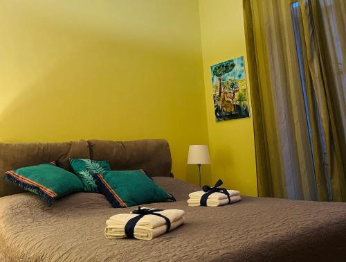 sypialnia z łóżkiem z ręcznikami w obiekcie Helios Home City Center w mieście Salerno