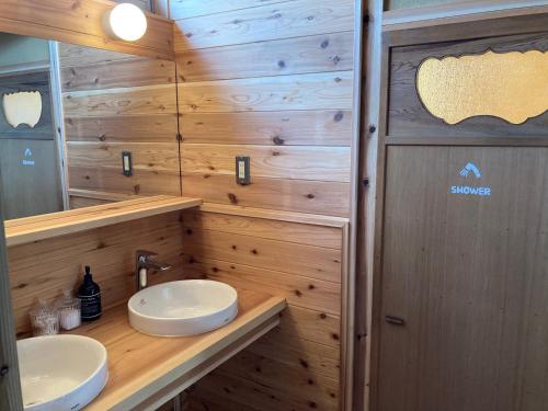 uma casa de banho com 2 lavatórios e um espelho em 小舞庵 Komaian em Tokushima