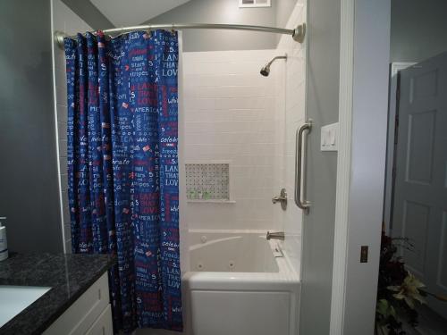 Koupelna v ubytování The Blue Haven at Conneaut Lake