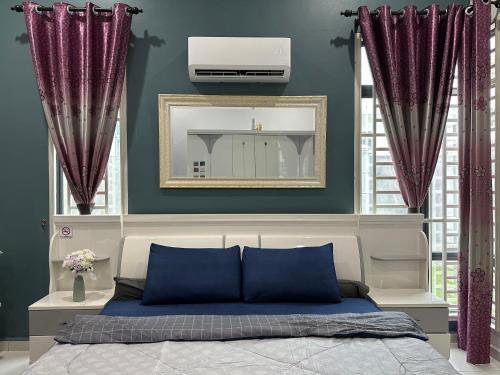 Giường trong phòng chung tại Bandar Melaka Family Bungalow Private Pool BBQ WiFi Netflix