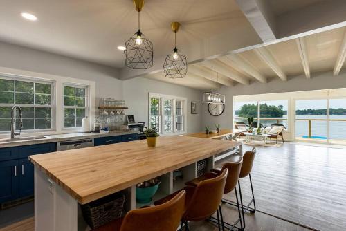 uma cozinha com uma grande ilha com um balcão de madeira em The Boathouse at Evans Lake em Tipton