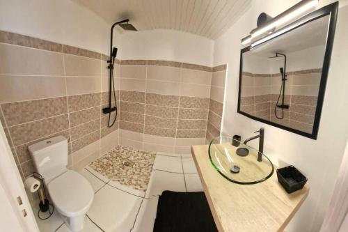 La petite salle de bains est pourvue de toilettes et d'un lavabo. dans l'établissement Bella vista house 971, au Gosier