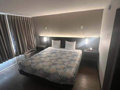 une chambre d'hôtel avec un lit et une fenêtre dans l'établissement Motel 6 Glendale AZ, à Glendale