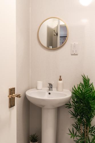 a bathroom with a sink and a mirror at Finnieston 1-Bed - Walk to Hydro & Bars - Sleeps 2 in Glasgow