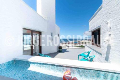 Villa con piscina y casa en Exclusive Beachfront House PDE, en Punta del Este