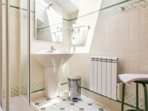 ein Badezimmer mit Waschbecken und Spiegel in der Unterkunft Gîte Calme et Rénové Proche Marais Salants, à 3km de la Mer, avec Vélos et Équipements Inclus - FR-1-306-994 in Guérande