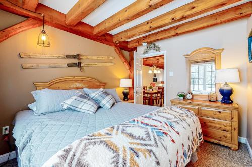 een slaapkamer met een bed en een houten plafond bij Riverbend in Newry