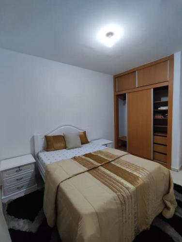 sypialnia z dużym łóżkiem i komodą w obiekcie KP - Negócios Globais w mieście Praia