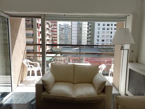 sala de estar con sofá y ventana grande en Edificio VALLE & VALLE en Mar del Plata