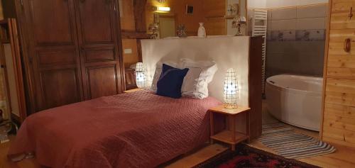 sypialnia z łóżkiem i wanną w obiekcie Ferme savoyarde rénovée 2 chambres w mieście Les Carroz d'Araches