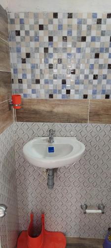 La salle de bains est pourvue d'un lavabo et d'un bidet rouge. dans l'établissement HOSTAL ZAS, à Mompos
