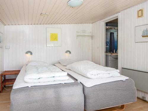 2 camas en una habitación con sábanas y almohadas blancas en Holiday home Sydals LXXIX, en Sønderby