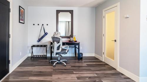an office with a chair and a desk and a mirror at Onsen Hotel and Spa in Desert Hot Springs