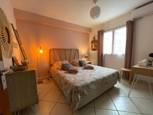 ein Schlafzimmer mit einem Bett mit Kissen darauf in der Unterkunft Mon ti Kaz Mon ti Bonheur in Saint-André