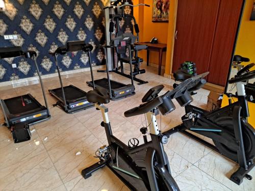 Marriot Metropolitan Hotelにあるフィットネスセンターまたはフィットネス設備