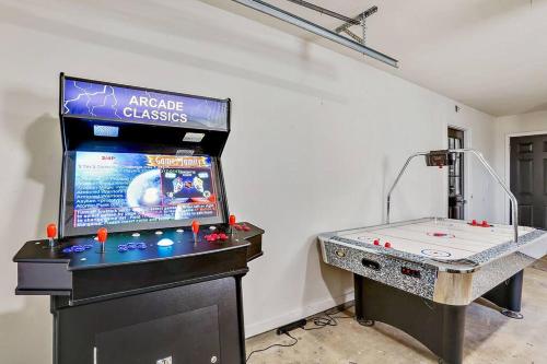 una sala de juegos con mesa y videojuegos en Stay Local - Game Room near Ampitheater / Baseball, en Pearl