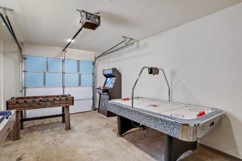 Habitación con mesa de ping pong y videojuego en Stay Local - Game Room near Ampitheater / Baseball, en Pearl
