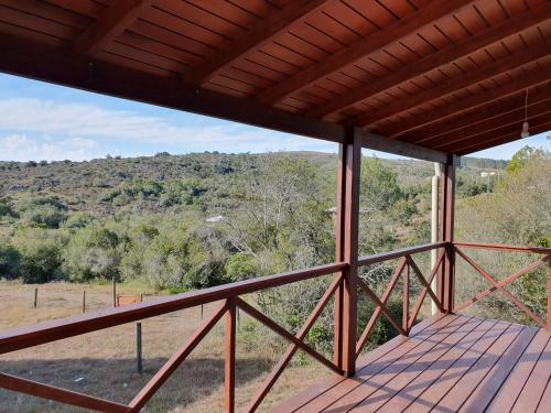 una vista desde la terraza de una casa en Sierra y Sol, en Villa Serrana