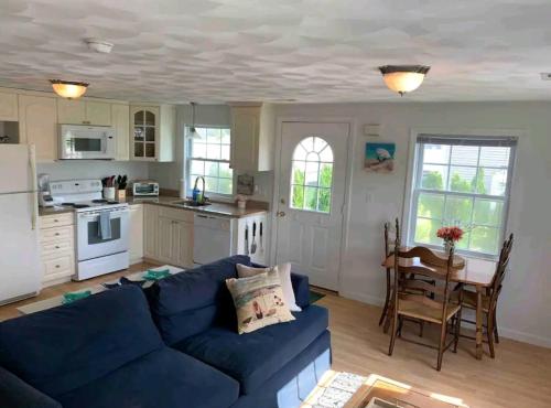 Η κουζίνα ή μικρή κουζίνα στο Townhouse A, Ocean Road, Point Judith