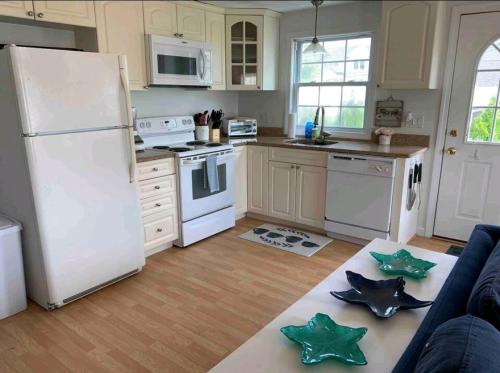 Η κουζίνα ή μικρή κουζίνα στο Townhouse A, Ocean Road, Point Judith
