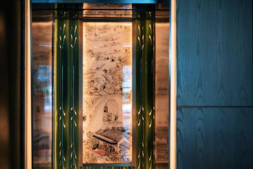 Hotel Indigo Suzhou Grand Canal, an IHG Hotel في سوتشو: خزانة عرض زجاجية مع خريطة عليها