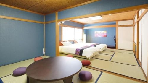 a bedroom with a bed and a table at Annex Kanazawa - Vacation STAY 31114v in Kanazawa