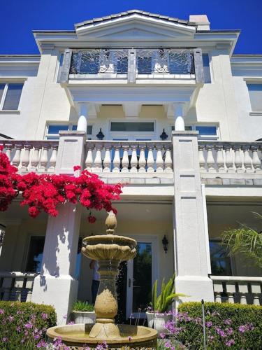 Million Dollard View Private 2 Bedroom Garden Suite 30 days min stay