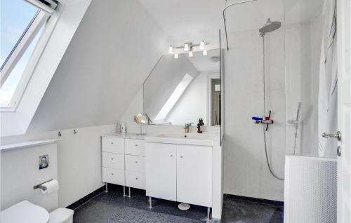 y baño blanco con lavabo y ducha. en 4 Bedroom Stunning Home In Torrig L, en Torrig