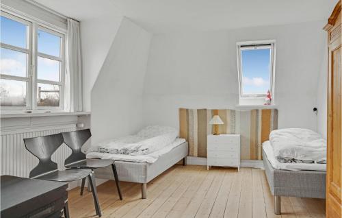 Ένα ή περισσότερα κρεβάτια σε δωμάτιο στο 4 Bedroom Stunning Home In Torrig L