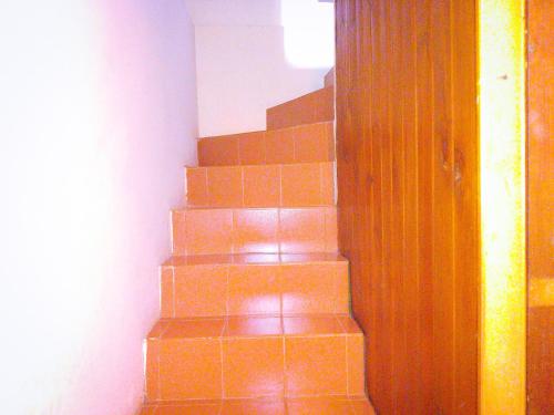 een trap met bruine tegels in een kamer bij Departamento Mí Sueño in Ushuaia
