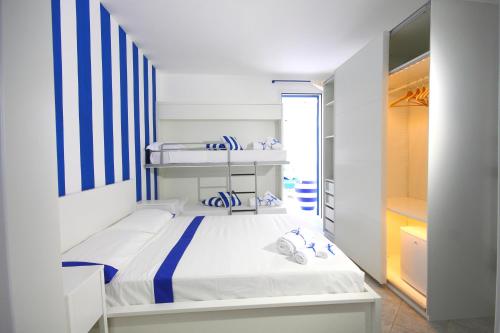 Krevet ili kreveti na kat u jedinici u objektu Santa Cesarea Terme B&B