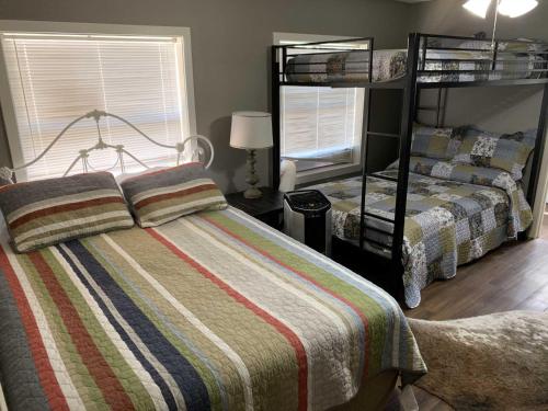 um quarto com 2 beliches e uma cama em Clark Creek Ranch Cabin em Medina