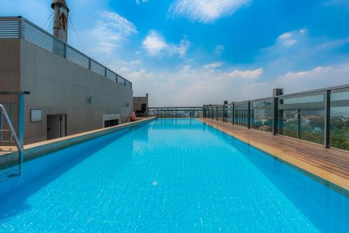 a large swimming pool on top of a building at Park view Avalon Apartment District 1 HCM City in Ho Chi Minh City