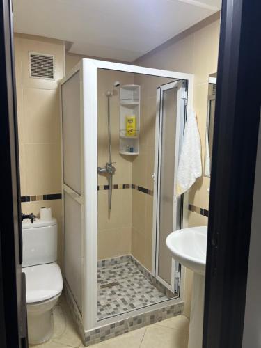 La salle de bains est pourvue d'une douche, de toilettes et d'un lavabo. dans l'établissement Entire apartement in Cabo Negro Family only, à Tetouan