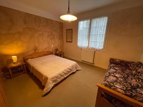 ein Schlafzimmer mit einem Bett, einem Fenster und einer Couch in der Unterkunft Villa landaise charmante pour 6 pers avec grand jardin - Capbreton - FR-1-413-211 in Capbreton