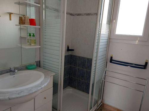 Kúpeľňa v ubytovaní Grau d'Agde : Appartement 3 pièces avec terrasses à 20m de la plage - FR-1-423-265