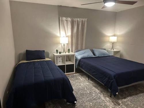sypialnia z 2 łóżkami z niebieską pościelą i oknem w obiekcie Los Angeles Home Located in Beautiful Pasadena w mieście Pasadena