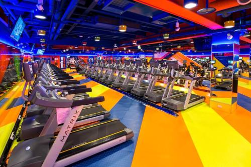a gym with rows of treadmills at Long Siang Hotel in Kaohsiung
