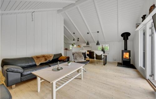 Posezení v ubytování Amazing Home In Oksbøl With Sauna