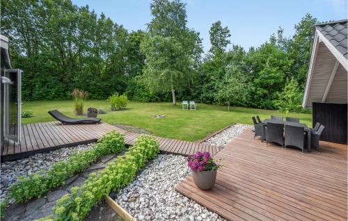 Taman di luar Amazing Home In Oksbøl With Sauna