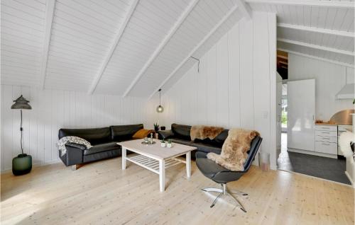 Ruang duduk di Amazing Home In Oksbøl With Sauna