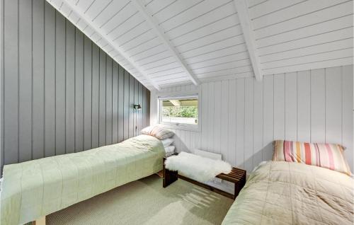 - une chambre avec 2 lits et une fenêtre dans l'établissement Amazing Home In Oksbl With Sauna, à Oksbøl