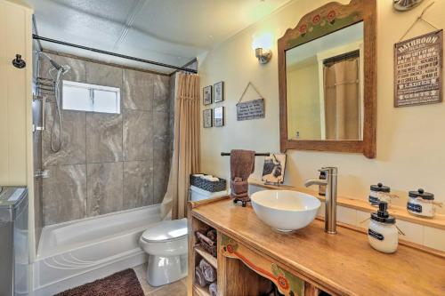 W łazience znajduje się umywalka, prysznic i toaleta. w obiekcie Colorado Vacation Rental with Deck and Mtn Views w mieście Cripple Creek
