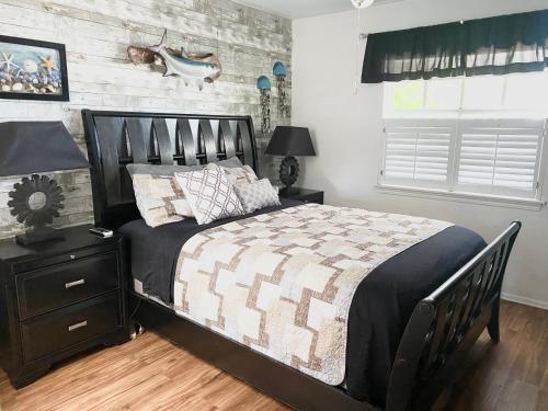 1 dormitorio con 1 cama y suelo de madera en Beautiful Waterfront Home Less Than 7 mins to Beaches, en Englewood