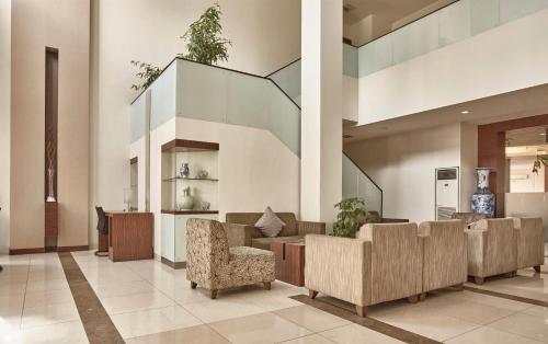 Χώρος καθιστικού στο Grand Cikarang Hotel
