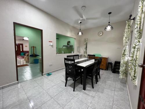 a dining room with a table and chairs at Joe’s Homestay Raub Phg in Raub