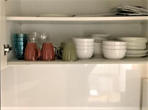 a white shelf with bowls and plates on it at 板橋 RCアネックス Rc208 in Tokyo