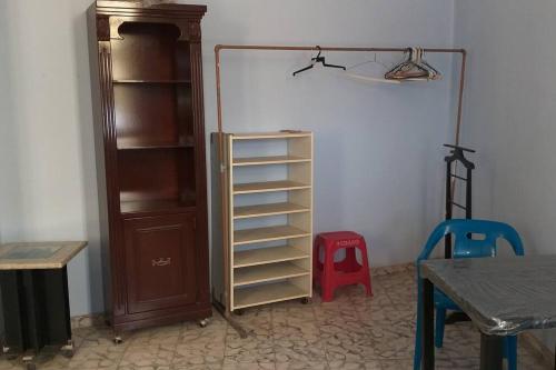 une chambre avec une étagère, une table et une lampe dans l'établissement Amplia y cómoda casa, para 2 a 8 personas a unos pasos de la plaza, à Ocotlán